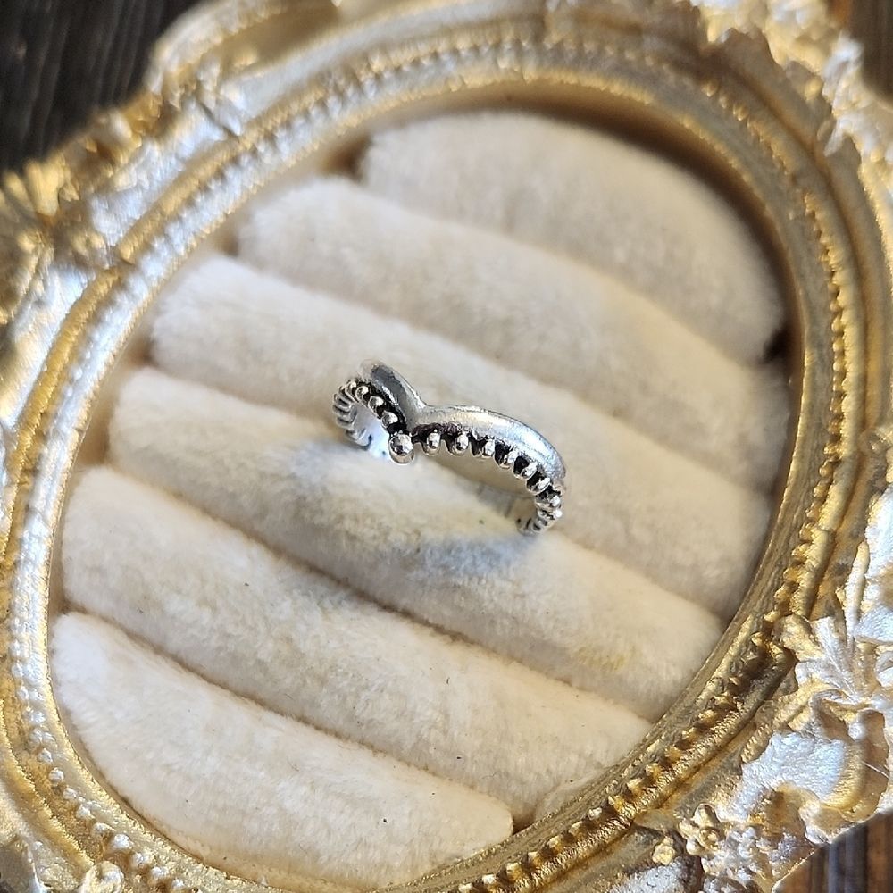 Elegant Silver Tone Women's Ring Size 5.25